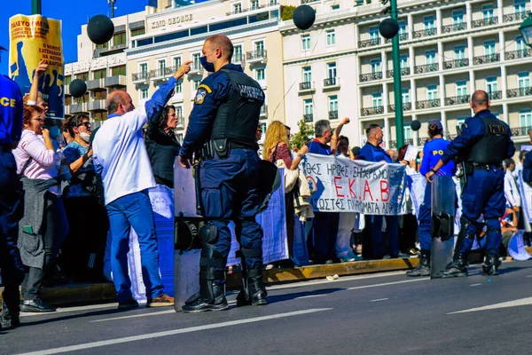 Atina, Yunanistan - Yunanistan - 03 Kasım 2021 Yunanistan 'ı vuran koronavirüs salgını sırasında sağlık çalışanlarının Atina sokaklarında Yunan hükümetine karşı bir gösteri düzenlemesi