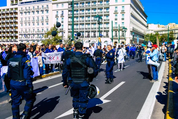 Atina, Yunanistan - Yunanistan - 03 Kasım 2021 Yunanistan 'ı vuran koronavirüs salgını sırasında sağlık çalışanlarının Atina sokaklarında Yunan hükümetine karşı bir gösteri düzenlemesi