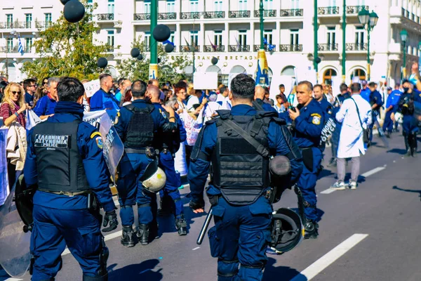 Atina, Yunanistan - Yunanistan - 03 Kasım 2021 Yunanistan 'ı vuran koronavirüs salgını sırasında sağlık çalışanlarının Atina sokaklarında Yunan hükümetine karşı bir gösteri düzenlemesi