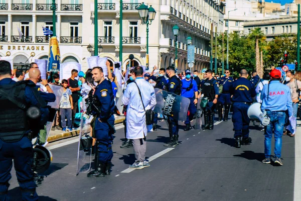 Atina, Yunanistan - Yunanistan - 03 Kasım 2021 Yunanistan 'ı vuran koronavirüs salgını sırasında sağlık çalışanlarının Atina sokaklarında Yunan hükümetine karşı bir gösteri düzenlemesi
