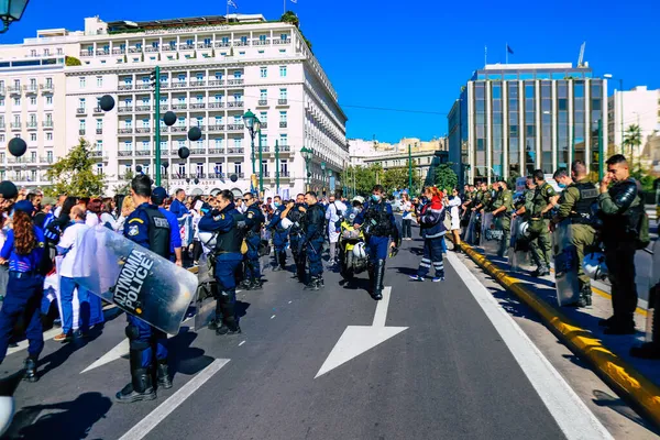 Atina, Yunanistan - Yunanistan - 03 Kasım 2021 Yunanistan 'ı vuran koronavirüs salgını sırasında sağlık çalışanlarının Atina sokaklarında Yunan hükümetine karşı bir gösteri düzenlemesi