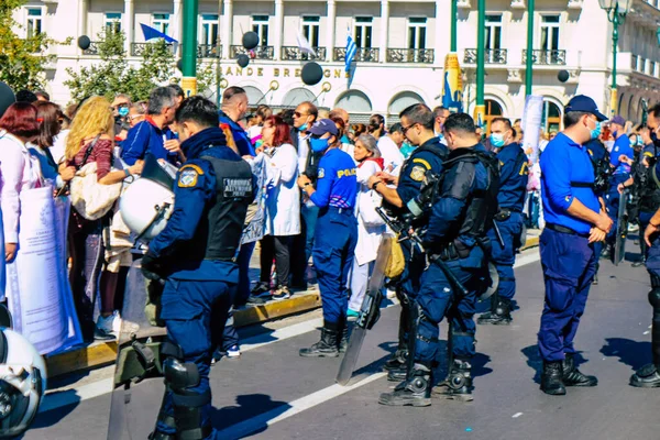 Atina, Yunanistan - Yunanistan - 03 Kasım 2021 Yunanistan 'ı vuran koronavirüs salgını sırasında sağlık çalışanlarının Atina sokaklarında Yunan hükümetine karşı bir gösteri düzenlemesi