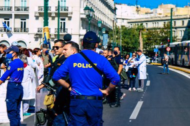Atina, Yunanistan - Yunanistan - 03 Kasım 2021 Yunanistan 'ı vuran koronavirüs salgını sırasında sağlık çalışanlarının Atina sokaklarında Yunan hükümetine karşı bir gösteri düzenlemesi