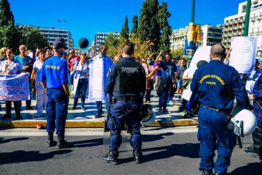 Atina, Yunanistan - Yunanistan - 03 Kasım 2021 Yunanistan 'ı vuran koronavirüs salgını sırasında sağlık çalışanlarının Atina sokaklarında Yunan hükümetine karşı bir gösteri düzenlemesi