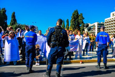 Atina, Yunanistan - Yunanistan - 03 Kasım 2021 Yunanistan 'ı vuran koronavirüs salgını sırasında sağlık çalışanlarının Atina sokaklarında Yunan hükümetine karşı bir gösteri düzenlemesi