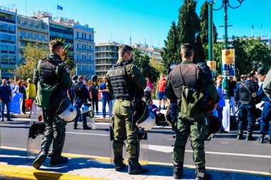 Atina, Yunanistan - Yunanistan - 03 Kasım 2021 Yunanistan 'ı vuran koronavirüs salgını sırasında sağlık çalışanlarının Atina sokaklarında Yunan hükümetine karşı bir gösteri düzenlemesi