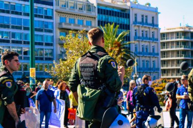 Atina, Yunanistan - Yunanistan - 03 Kasım 2021 Yunanistan 'ı vuran koronavirüs salgını sırasında sağlık çalışanlarının Atina sokaklarında Yunan hükümetine karşı bir gösteri düzenlemesi