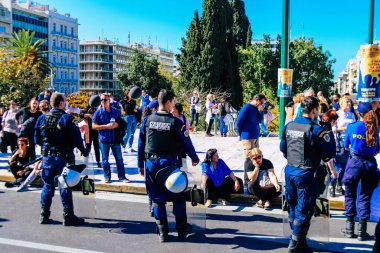 Atina, Yunanistan - Yunanistan - 03 Kasım 2021 Yunanistan 'ı vuran koronavirüs salgını sırasında sağlık çalışanlarının Atina sokaklarında Yunan hükümetine karşı bir gösteri düzenlemesi