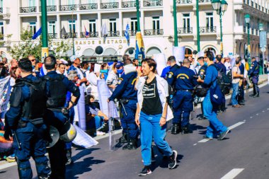 Atina, Yunanistan - Yunanistan - 03 Kasım 2021 Yunanistan 'ı vuran koronavirüs salgını sırasında sağlık çalışanlarının Atina sokaklarında Yunan hükümetine karşı bir gösteri düzenlemesi