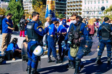 Atina, Yunanistan - Yunanistan - 03 Kasım 2021 Yunanistan 'ı vuran koronavirüs salgını sırasında sağlık çalışanlarının Atina sokaklarında Yunan hükümetine karşı bir gösteri düzenlemesi