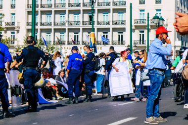 Atina, Yunanistan - Yunanistan - 03 Kasım 2021 Yunanistan 'ı vuran koronavirüs salgını sırasında sağlık çalışanlarının Atina sokaklarında Yunan hükümetine karşı bir gösteri düzenlemesi