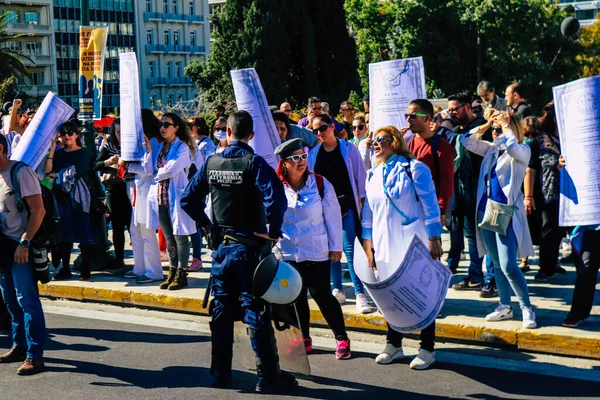 Atenas Grecia Noviembre 2021 Policía Enmarca Una Manifestación Trabajadores Salud —  Fotos de Stock