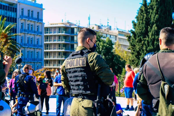 Atina, Yunanistan - Yunanistan - 03 Kasım 2021 Yunanistan 'ı vuran koronavirüs salgını sırasında sağlık çalışanlarının Atina sokaklarında Yunan hükümetine karşı bir gösteri düzenlemesi