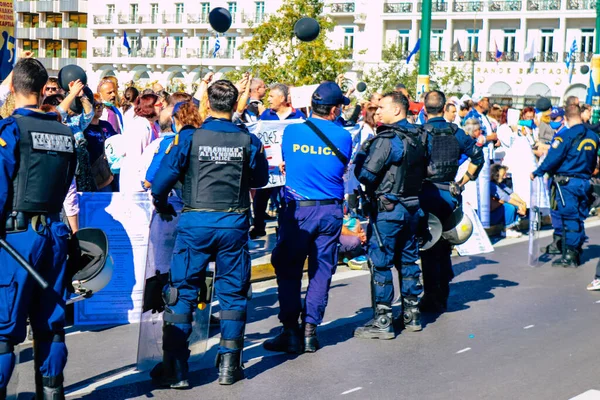 Atina, Yunanistan - Yunanistan - 03 Kasım 2021 Yunanistan 'ı vuran koronavirüs salgını sırasında sağlık çalışanlarının Atina sokaklarında Yunan hükümetine karşı bir gösteri düzenlemesi