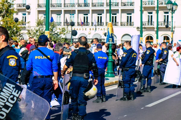Atina, Yunanistan - Yunanistan - 03 Kasım 2021 Yunanistan 'ı vuran koronavirüs salgını sırasında sağlık çalışanlarının Atina sokaklarında Yunan hükümetine karşı bir gösteri düzenlemesi