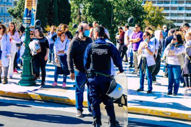 Atina, Yunanistan - Yunanistan - 03 Kasım 2021 Yunanistan 'ı vuran koronavirüs salgını sırasında sağlık çalışanlarının Atina sokaklarında Yunan hükümetine karşı bir gösteri düzenlemesi
