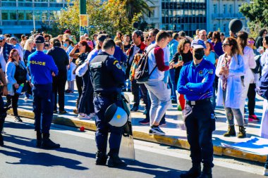 Atina, Yunanistan - Yunanistan - 03 Kasım 2021 Yunanistan 'ı vuran koronavirüs salgını sırasında sağlık çalışanlarının Atina sokaklarında Yunan hükümetine karşı bir gösteri düzenlemesi