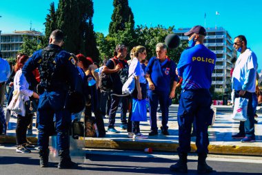 Atina, Yunanistan - Yunanistan - 03 Kasım 2021 Yunanistan 'ı vuran koronavirüs salgını sırasında sağlık çalışanlarının Atina sokaklarında Yunan hükümetine karşı bir gösteri düzenlemesi