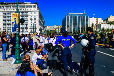 Atina, Yunanistan - Yunanistan - 03 Kasım 2021 Yunanistan 'ı vuran koronavirüs salgını sırasında sağlık çalışanlarının Atina sokaklarında Yunan hükümetine karşı bir gösteri düzenlemesi