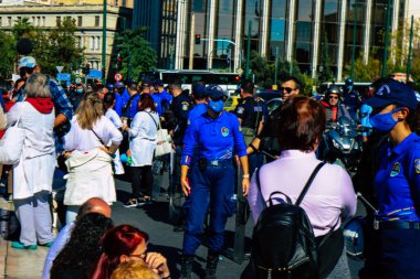 Atina, Yunanistan - Yunanistan - 03 Kasım 2021 Yunanistan 'ı vuran koronavirüs salgını sırasında sağlık çalışanlarının Atina sokaklarında Yunan hükümetine karşı bir gösteri düzenlemesi