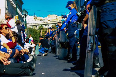 Atina, Yunanistan - Yunanistan - 03 Kasım 2021 Yunanistan 'ı vuran koronavirüs salgını sırasında sağlık çalışanlarının Atina sokaklarında Yunan hükümetine karşı bir gösteri düzenlemesi