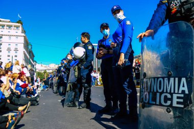 Atina, Yunanistan - Yunanistan - 03 Kasım 2021 Yunanistan 'ı vuran koronavirüs salgını sırasında sağlık çalışanlarının Atina sokaklarında Yunan hükümetine karşı bir gösteri düzenlemesi