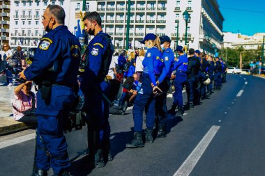Atina, Yunanistan - Yunanistan - 03 Kasım 2021 Yunanistan 'ı vuran koronavirüs salgını sırasında sağlık çalışanlarının Atina sokaklarında Yunan hükümetine karşı bir gösteri düzenlemesi