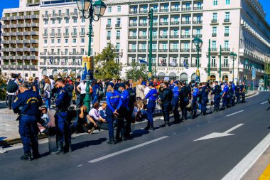 Atina, Yunanistan - Yunanistan 'ı vuran koronavirüs salgını sırasında Atina sokaklarında Yunan hükümetine karşı düzenlenen protesto sırasında polis ve protestocu yüz yüze geldi