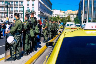 Atina, Yunanistan - Yunanistan 'ı vuran koronavirüs salgını sırasında Atina sokaklarında Yunan hükümetine karşı düzenlenen protesto sırasında polis ve protestocu yüz yüze geldi