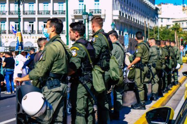 Atina, Yunanistan - Yunanistan 'ı vuran koronavirüs salgını sırasında Atina sokaklarında Yunan hükümetine karşı düzenlenen protesto sırasında polis ve protestocu yüz yüze geldi