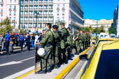 Atina, Yunanistan - Yunanistan 'ı vuran koronavirüs salgını sırasında Atina sokaklarında Yunan hükümetine karşı düzenlenen protesto sırasında polis ve protestocu yüz yüze geldi