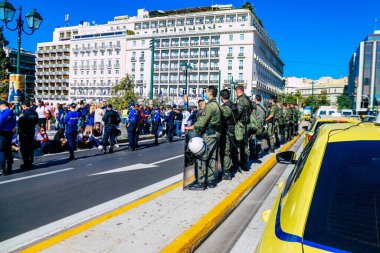 Atina, Yunanistan - Yunanistan 'ı vuran koronavirüs salgını sırasında Atina sokaklarında Yunan hükümetine karşı düzenlenen protesto sırasında polis ve protestocu yüz yüze geldi
