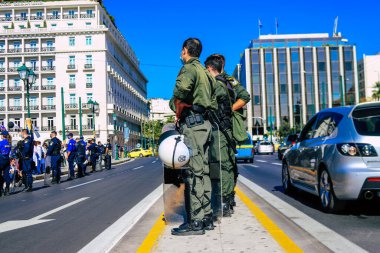 Atina, Yunanistan - Yunanistan 'ı vuran koronavirüs salgını sırasında Atina sokaklarında Yunan hükümetine karşı düzenlenen protesto sırasında polis ve protestocu yüz yüze geldi