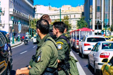 Atina, Yunanistan - Yunanistan 'ı vuran koronavirüs salgını sırasında Atina sokaklarında Yunan hükümetine karşı düzenlenen protesto sırasında polis ve protestocu yüz yüze geldi