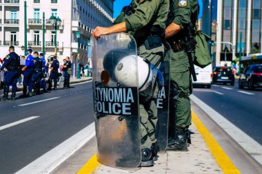 Atina, Yunanistan - Yunanistan 'ı vuran koronavirüs salgını sırasında Atina sokaklarında Yunan hükümetine karşı düzenlenen protesto sırasında polis ve protestocu yüz yüze geldi