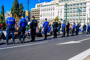 Atina, Yunanistan - Yunanistan 'ı vuran koronavirüs salgını sırasında Atina sokaklarında Yunan hükümetine karşı düzenlenen protesto sırasında polis ve protestocu yüz yüze geldi