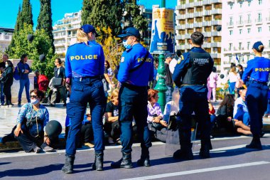 Atina, Yunanistan - Yunanistan 'ı vuran koronavirüs salgını sırasında Atina sokaklarında Yunan hükümetine karşı düzenlenen protesto sırasında polis ve protestocu yüz yüze geldi
