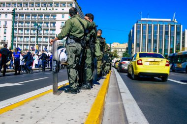 Atina, Yunanistan - Yunanistan 'ı vuran koronavirüs salgını sırasında Atina sokaklarında Yunan hükümetine karşı düzenlenen protesto sırasında polis ve protestocu yüz yüze geldi