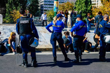 Atina, Yunanistan - Yunanistan 'ı vuran koronavirüs salgını sırasında Atina sokaklarında Yunan hükümetine karşı düzenlenen protesto sırasında polis ve protestocu yüz yüze geldi