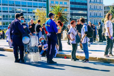 Atina, Yunanistan - Yunanistan 'ı vuran koronavirüs salgını sırasında Atina sokaklarında Yunan hükümetine karşı düzenlenen protesto sırasında polis ve protestocu yüz yüze geldi