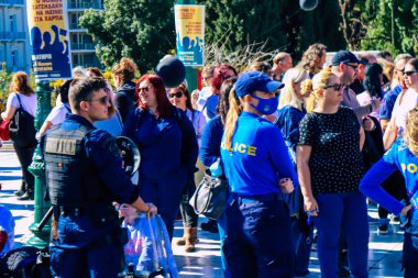 Atina, Yunanistan - Yunanistan 'ı vuran koronavirüs salgını sırasında Atina sokaklarında Yunan hükümetine karşı düzenlenen protesto sırasında polis ve protestocu yüz yüze geldi