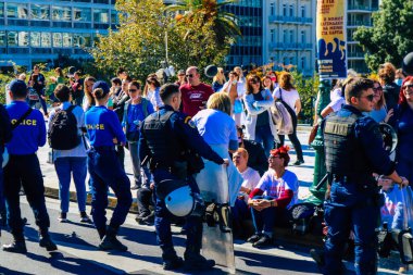 Atina, Yunanistan - Yunanistan 'ı vuran koronavirüs salgını sırasında Atina sokaklarında Yunan hükümetine karşı düzenlenen protesto sırasında polis ve protestocu yüz yüze geldi