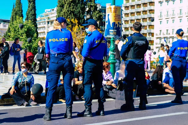 Atina, Yunanistan - Yunanistan 'ı vuran koronavirüs salgını sırasında Atina sokaklarında Yunan hükümetine karşı düzenlenen protesto sırasında polis ve protestocu yüz yüze geldi