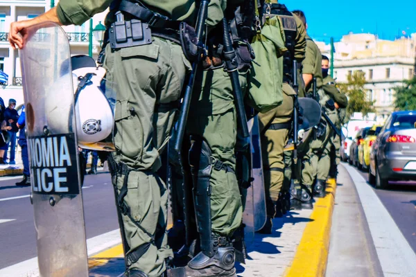 Atina, Yunanistan - Yunanistan 'ı vuran koronavirüs salgını sırasında Atina sokaklarında Yunan hükümetine karşı düzenlenen protesto sırasında polis ve protestocu yüz yüze geldi