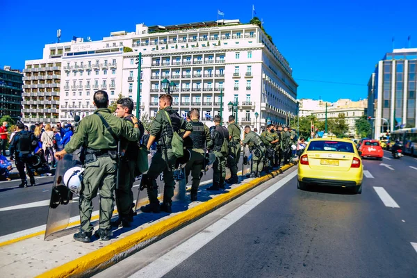 Atina, Yunanistan - Yunanistan 'ı vuran koronavirüs salgını sırasında Atina sokaklarında Yunan hükümetine karşı düzenlenen protesto sırasında polis ve protestocu yüz yüze geldi