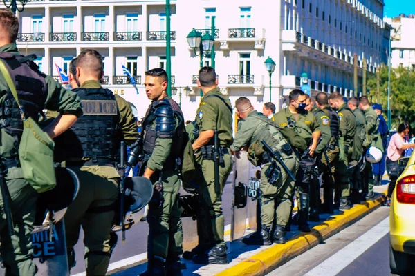 Atina, Yunanistan - Yunanistan 'ı vuran koronavirüs salgını sırasında Atina sokaklarında Yunan hükümetine karşı düzenlenen protesto sırasında polis ve protestocu yüz yüze geldi