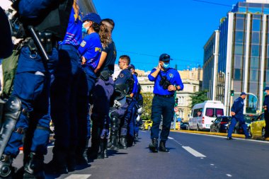 Atina, Yunanistan - Yunanistan 'ı vuran koronavirüs salgını sırasında Atina sokaklarında Yunan hükümetine karşı düzenlenen protesto sırasında polis ve protestocu yüz yüze geldi