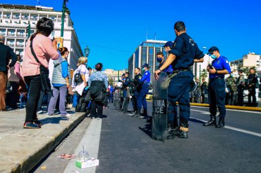 Atina, Yunanistan - Yunanistan 'ı vuran koronavirüs salgını sırasında Atina sokaklarında Yunan hükümetine karşı düzenlenen protesto sırasında polis ve protestocu yüz yüze geldi