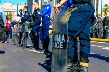 Atina, Yunanistan - Yunanistan 'ı vuran koronavirüs salgını sırasında Atina sokaklarında Yunan hükümetine karşı düzenlenen protesto sırasında polis ve protestocu yüz yüze geldi
