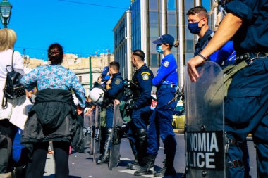 Atina, Yunanistan - Yunanistan 'ı vuran koronavirüs salgını sırasında Atina sokaklarında Yunan hükümetine karşı düzenlenen protesto sırasında polis ve protestocu yüz yüze geldi